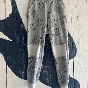 CHASER KIDS DRIPPY SMILES SWEATPANTS  IN GREY BOYS SZ: 12